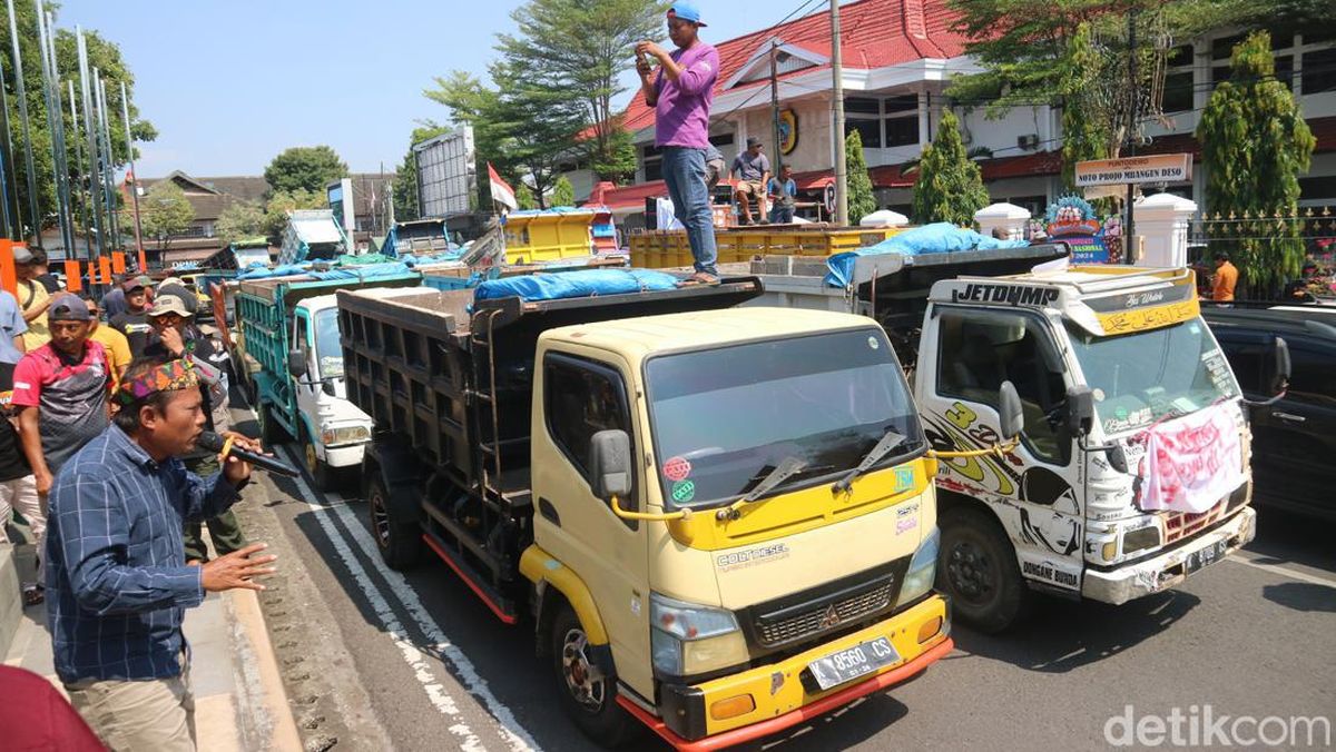 Massa Geruduk Kantor Satpol PP Pati Usai Penyitaan Donasi, Apa yang Terjadi?